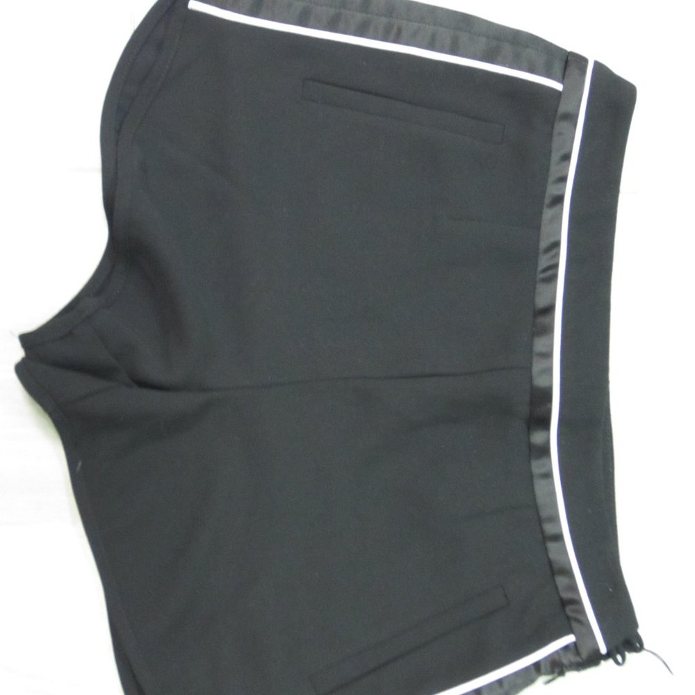 FOREVER 21 US XS BLACK SHORTS WITH WHITE DETAIL